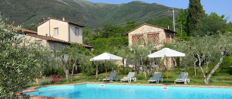 Vista di insieme di Borgo4case, a sinistra Casa Torretta