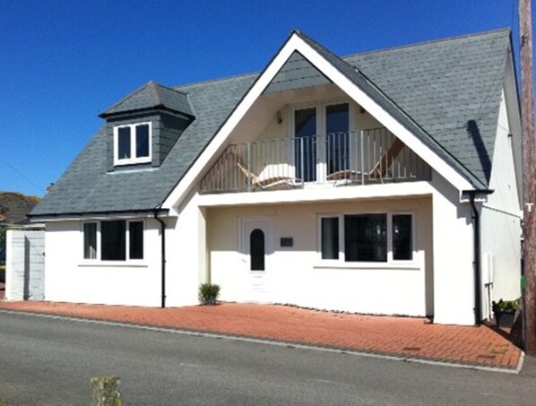 Mackerel Skies wonderful beach house just 250m from the sand & surf of Fistral 