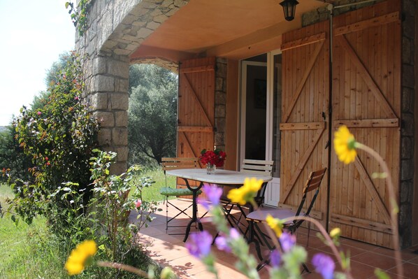 Terrasse couverte
entrée maison