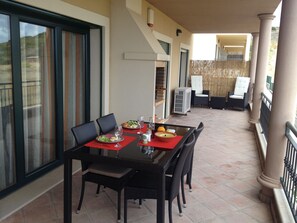 Veranda mit Essbereich im Freien, Grill und Clubsesseln