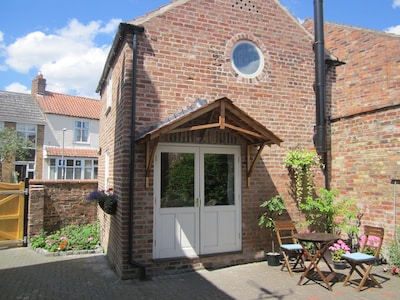 Cottage in Pocklington Near York With Log Burner, Wi Fi And Off Street Parking