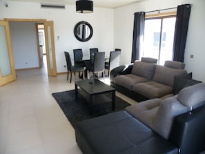 Spacious living room with dining area for 6 people