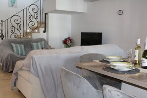 Opening plan lounger/diner