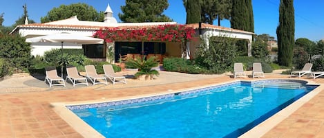 Large villa with spacious garden & private pool on a plot of 7000M2.