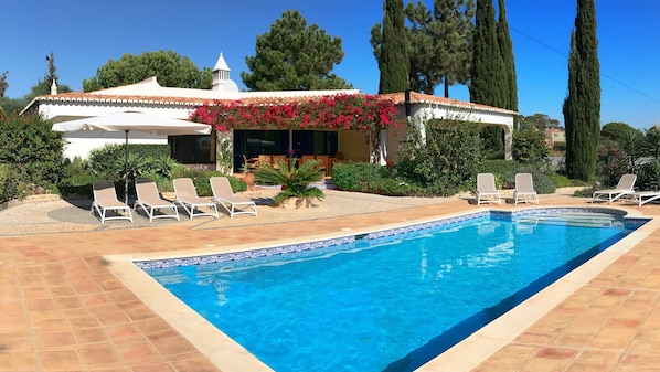Large villa with spacious garden & private pool on a plot of 7000M2.