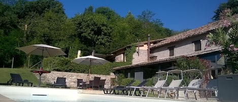 veduta del casale visto da un'angolo della piscina