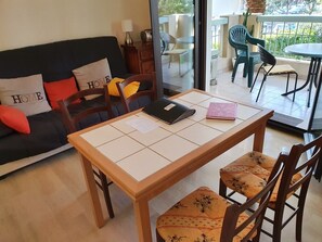 Le living, le canapé-lit et la table à rallonges