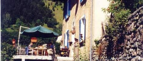 Fachada sur de la casa y su terraza