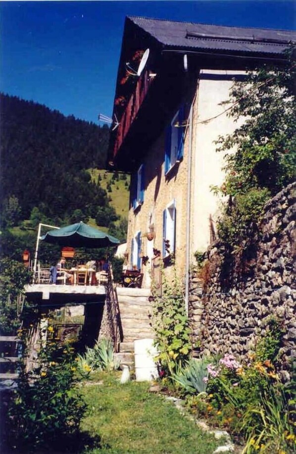 Süd-Fassade des Hauses und seine Terrasse