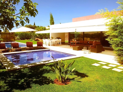 Casa 4 dormitorios Villa con piscina privada y jardín