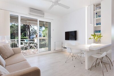 SITGES BLANC SUBUR · Minimalist Design Apartment