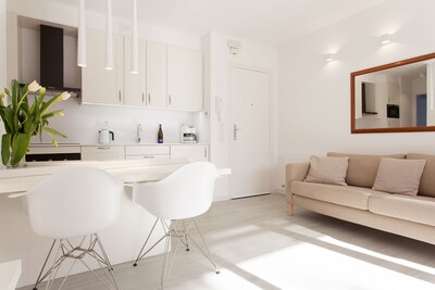 SITGES BLANC SUBUR · Minimalist Design Apartment