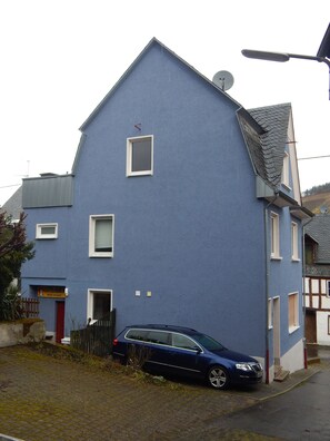 The Blue House has parking for 1 car. Further free parking is 100 metres away