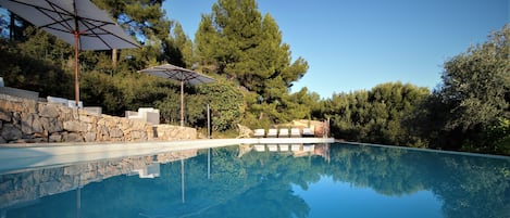 Piscine tout en haut de la colline
vue magnifique sur la vallée