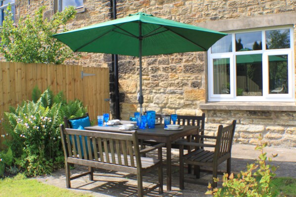 Alfresco Dining in Garden