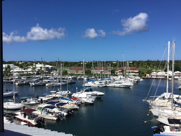 SUR LA MARINA ENTRE CIEL ET MER LAISSEZ VOUS BERCER PAR LES ALIZES