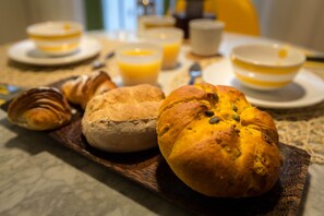 Enjoy the area's artisan bakeries for breakfast (suggestion)
