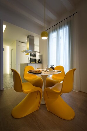 with all the quality of the big designers: saarinen, panton, wegner, mouille...
