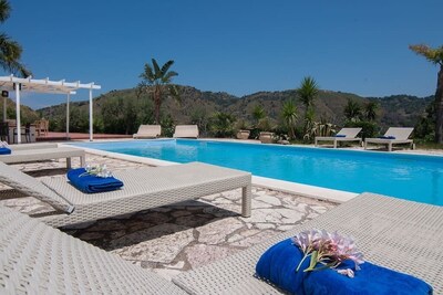 Magnífica villa con piscina, ideal para pasar unas vacaciones en un encantador oasis natural.