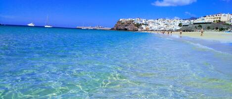 Playa y pueblo de Morro Jable.