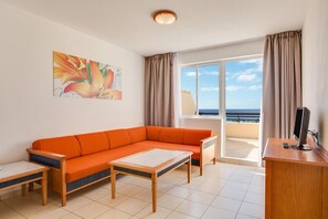 Salon y terraza con vistas a la playa.