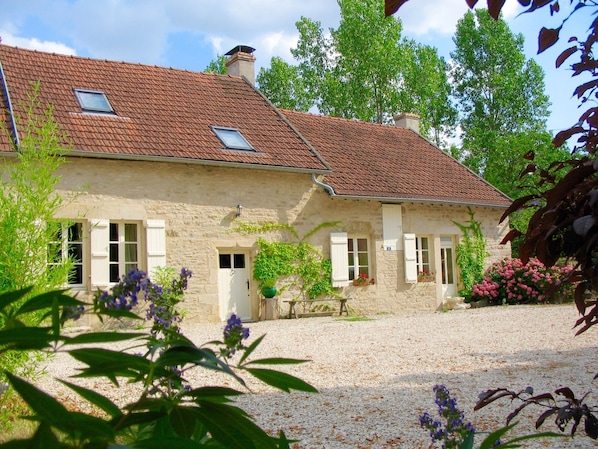 Courtyard for parking or playing boules!