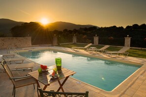 ENJOYING THE FANTASTIC SUNSET 
AT THE PRIVATE POOL