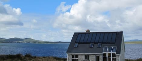 Eco friendly house with majestic views of the sea and mountains of Connemara