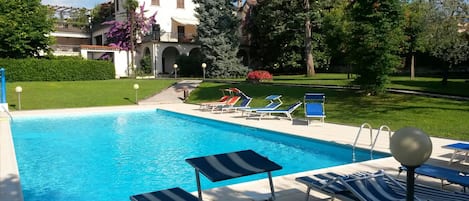 Appartamento in piccolo residence con parco e piscina