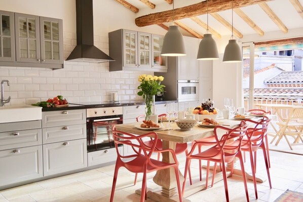 KITCHEN / DINING AREA