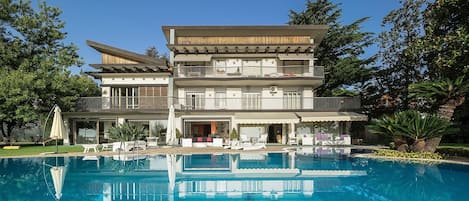 Villa su tre piani con diversi stili di arredamento