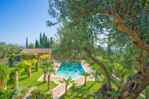 Paleopetres - La Chataîgne - gardens and pool 
