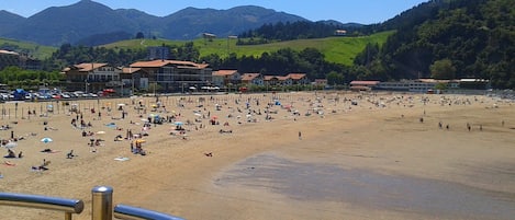 Playa de Santiago, Deba, en marea baja, a un paseo de 10 minutos