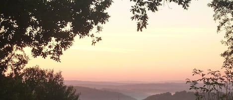 La vallée du Célé le matin, vue des Roches (au 1er plan : la piscine)