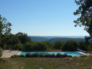 La piscine débordante, avec vue sur la vallée du Célé