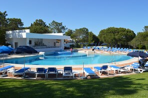 Piscina e bar do aldeamento a 50m do apartamento