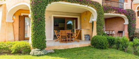 Casa Beljardino lies on the ground floor of a beautiful building. The house has sea view from the terrace and from the garden