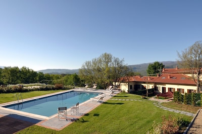 VILLA CASENTINO: Villa de lujo con piscina privada inmersa en el verde del campo.