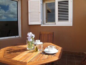 El café de la mañana en otro espacio diferente