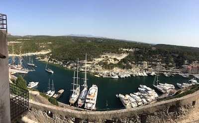 En la ciudadela, apartamento de 2 habitaciones con vistas al puerto.