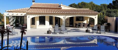 Luxury south-facing 5* villa in enviable location 