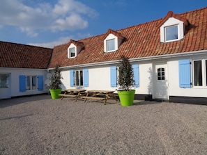 Thubeauville farmhouse.
Front centre.