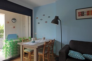 The table is extendable, taking up to six people