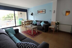 With two comfy sofas and dining space for six, you'll have all the room you need