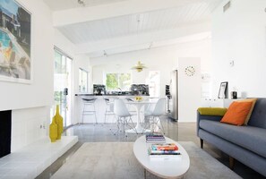 Living, dining & breakfast bar
