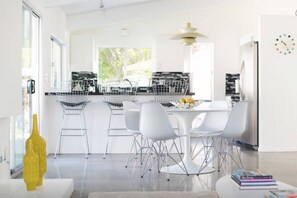Dining & breakfast bar