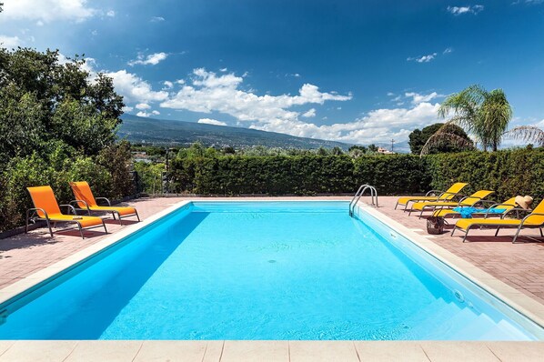 The private pool (size 10 x 5 m., deep 160 cm) is open from April to the end of October.