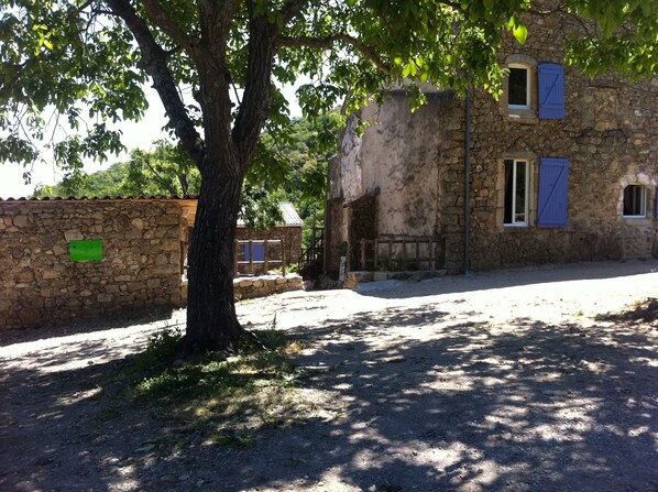 Entrée du gîte par la terrasse