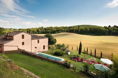 ALL PROPERTY RENTAL - Charming Tuscan Villa with pool, hot tub, A/C,Siena 15 km