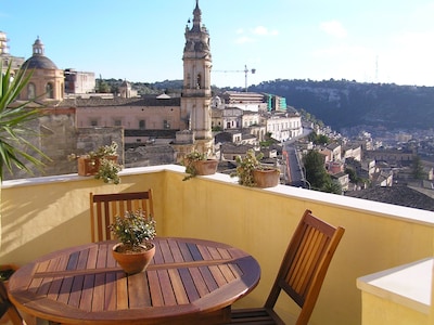 Charming little house with terrace with view on Modica